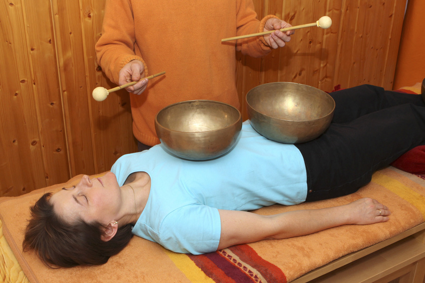 Die Klangmassage ist eine Form der Klangtherapie.